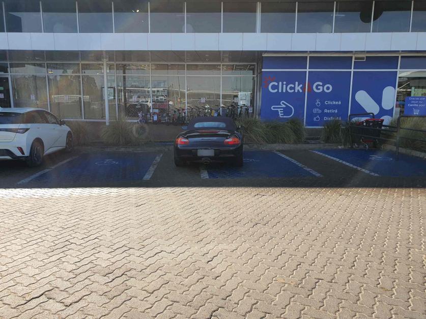 Auto estacionado en dos plazas para discapacitados